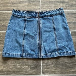 denim medium wash mini skirt with zipper on the front